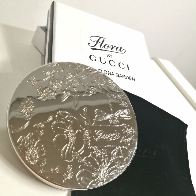 Gucci(グッチ)の【GUCCI】円形コンパクトミラー 限定品 シルバー ノベルティ レディースのファッション小物(ミラー)の商品写真