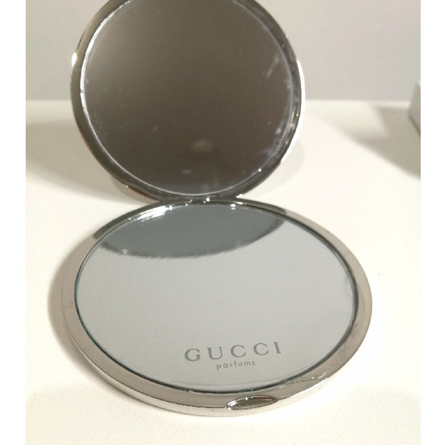 Gucci(グッチ)の【GUCCI】円形コンパクトミラー 限定品 シルバー ノベルティ レディースのファッション小物(ミラー)の商品写真