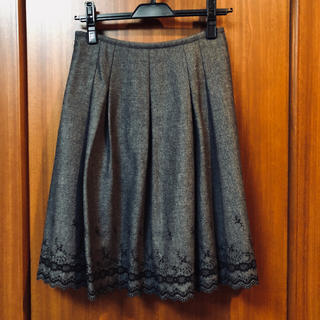 レストローズ(L'EST ROSE)の美品  レストローズのグレーの裾刺繍スカート(ひざ丈スカート)