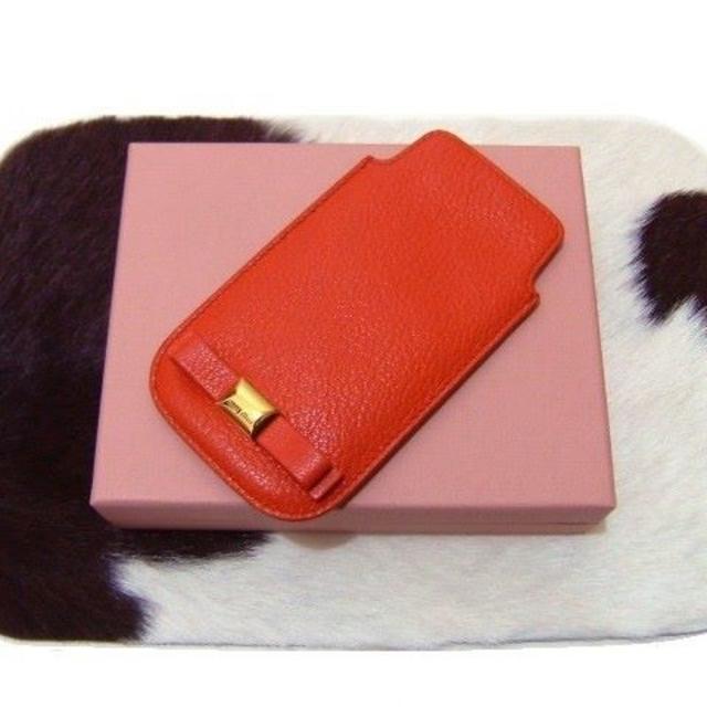 miumiu(ミュウミュウ)のMIUMIU マルチケースリボン 朱赤S14 新品 アイコス iphone   レディースのファッション小物(ポーチ)の商品写真