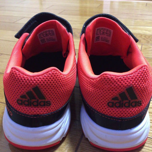adidas(アディダス)のアディダス  24センチ  美品  黒  オレンジ キッズ/ベビー/マタニティのキッズ靴/シューズ(15cm~)(スニーカー)の商品写真