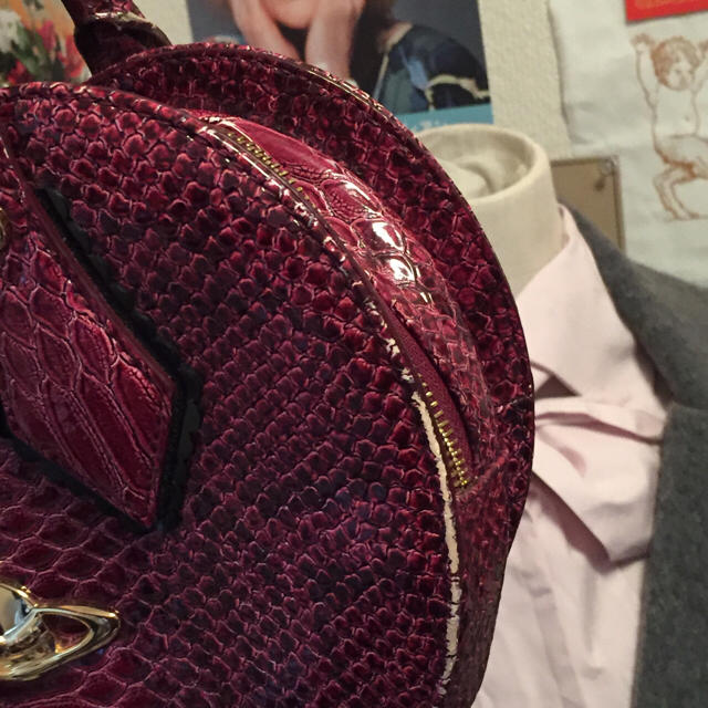 Vivienne Westwood(ヴィヴィアンウエストウッド)のヴィヴィアンウエストウッドフリリースネークハートバッグ レッド レディースのバッグ(ハンドバッグ)の商品写真