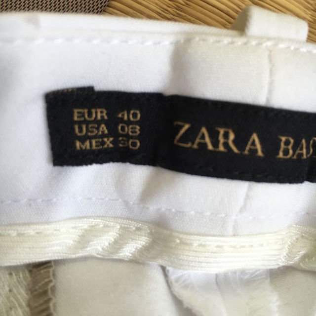 ZARA(ザラ)のZARA 未使用 パンツ レディースのパンツ(クロップドパンツ)の商品写真