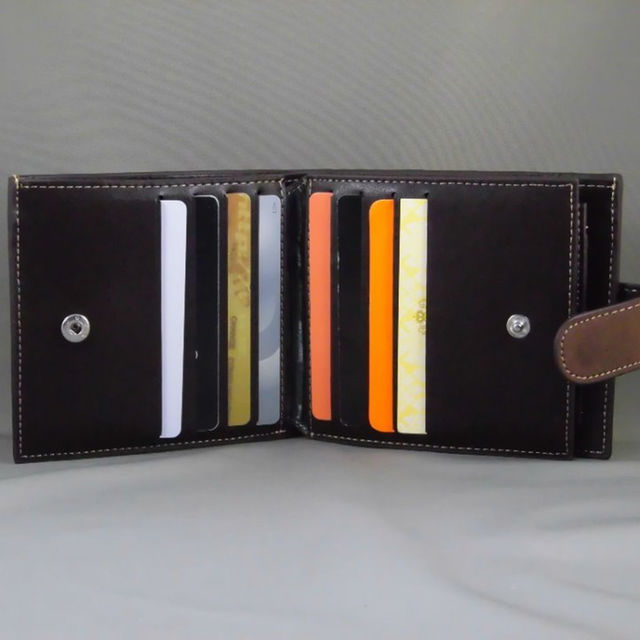 花さん専用☆カードが１３枚も仕舞える二つ折り財布★ボタン式コインケース付ブラウン メンズのファッション小物(折り財布)の商品写真