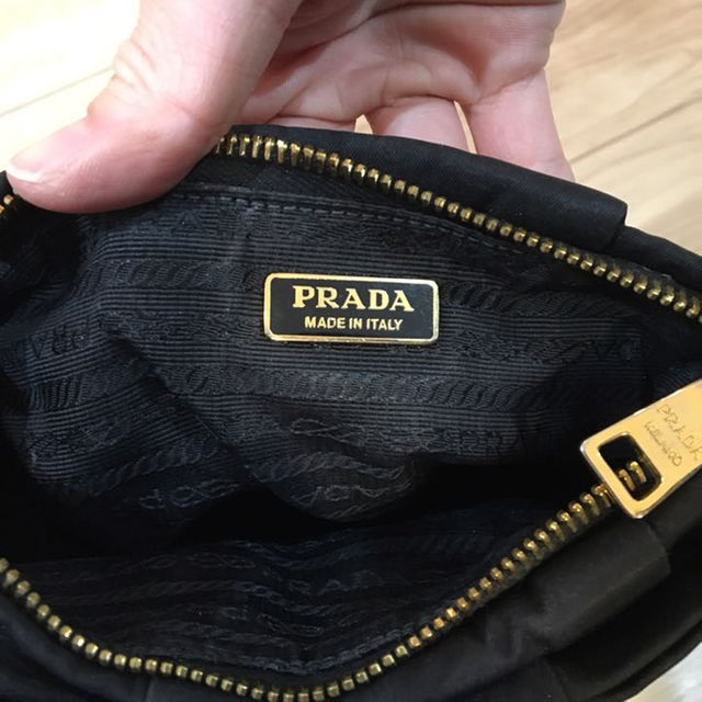 PRADA(プラダ)の早い者勝ち！ハワイ直営店購入！プラダ リボンポーチ miumiu、ヴィトン レディースのバッグ(ボディバッグ/ウエストポーチ)の商品写真