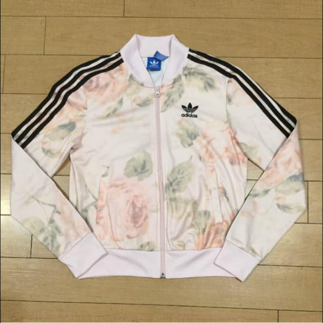 adidas(アディダス)の即完売 アディダス 薔薇 総柄 BIGロゴ ジャージ トラックトップジャケット レディースのトップス(トレーナー/スウェット)の商品写真