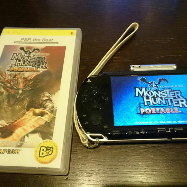 PlayStation Portable(プレイステーションポータブル)の🌟SONY PSP本体とソフト３本セット➕新品のヘッドフォン エンタメ/ホビーのゲームソフト/ゲーム機本体(家庭用ゲーム機本体)の商品写真