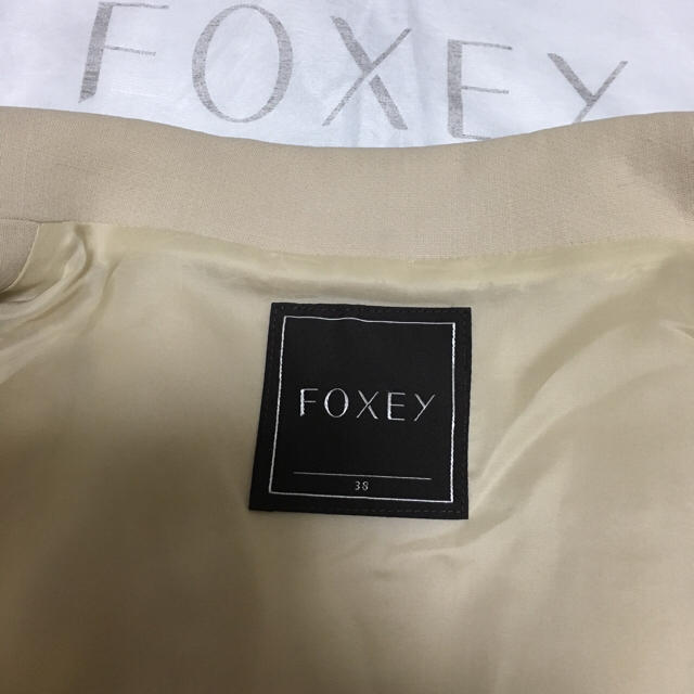 FOXEY(フォクシー)のゆきさ 様 専用。フォクシー ブティック ジャケット 38 ベージュ 学校行事 レディースのフォーマル/ドレス(スーツ)の商品写真