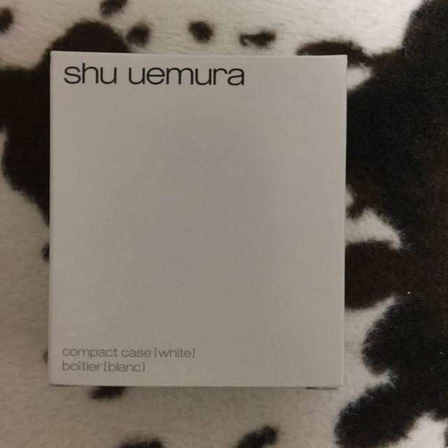 shu uemura(シュウウエムラ)のshu uemura シュウウエムラ コンパクトケース ホワイト コスメ/美容のベースメイク/化粧品(ファンデーション)の商品写真