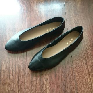 ザラ(ZARA)のZARA Vカット レザー フラット シューズ 美品(バレエシューズ)