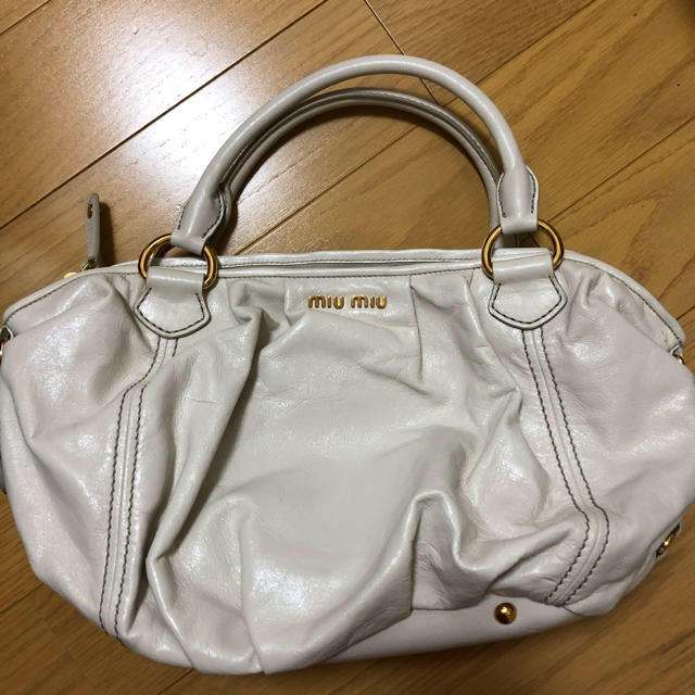 miumiu(ミュウミュウ)の♡ミュウミュウバック♡新品未使用品♡ゴールデンウィーク価格 レディースのバッグ(ハンドバッグ)の商品写真