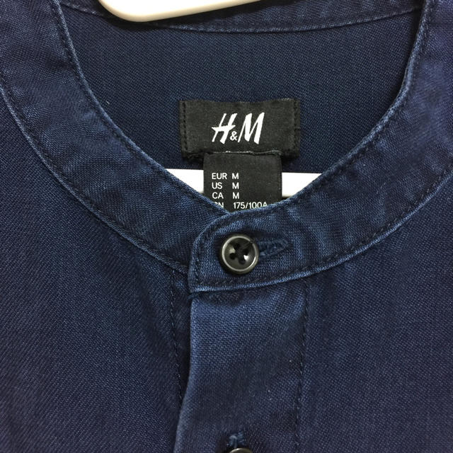 H&M(エイチアンドエム)の【最終値下げ】  H&M:ノーカラーシャツ:デニムブルー メンズのトップス(Tシャツ/カットソー(七分/長袖))の商品写真