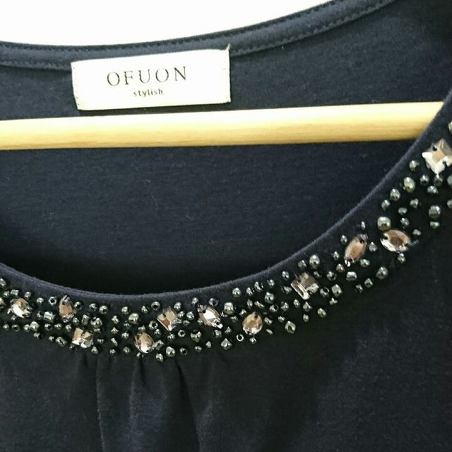 OFUON(オフオン)のきれいめ ビジュー付きカットソー レディースのトップス(その他)の商品写真