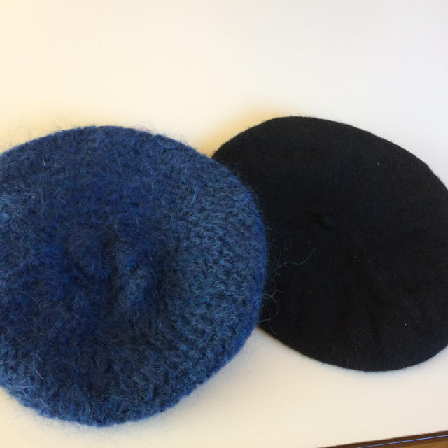 BROWNY(ブラウニー)のブラウニー黒 +ノーブランド青ニット ベレー帽2点セット  レディースの帽子(ハンチング/ベレー帽)の商品写真