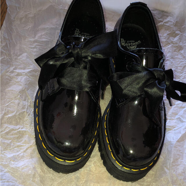 Dr.Martens(ドクターマーチン)のマーチン エナメル厚底リボンシューズ レディースの靴/シューズ(ローファー/革靴)の商品写真