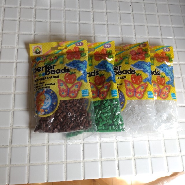 新品 perler beads アイロンビーズ 4袋 3色セット キッズ/ベビー/マタニティのおもちゃ(知育玩具)の商品写真