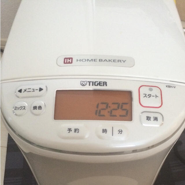 TIGER(タイガー)のタイガー ホームベーカリー KBH-V スマホ/家電/カメラの調理家電(ホームベーカリー)の商品写真