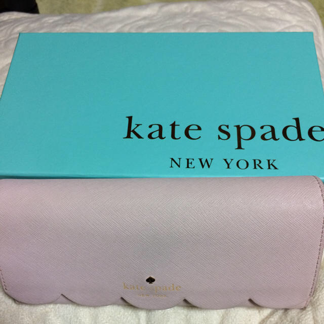 kate spade new york(ケイトスペードニューヨーク)の中古品  ケイトスペード 薄ピンク 長財布小銭入れあり  箱あり メンズのファッション小物(長財布)の商品写真