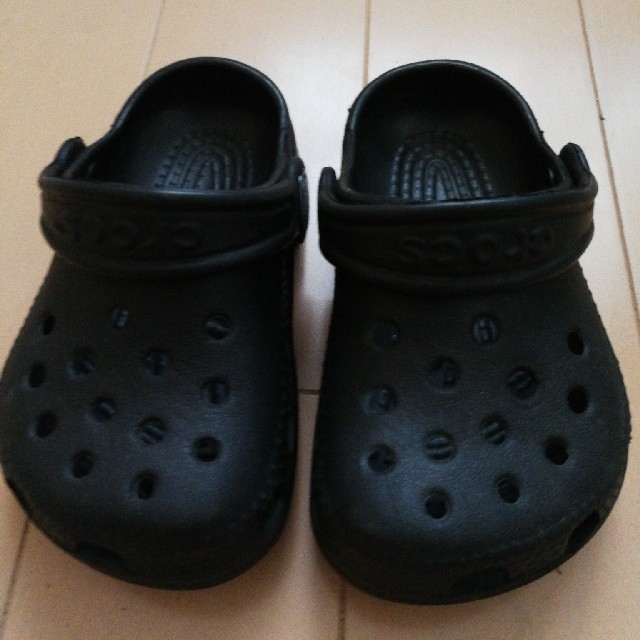 crocs(クロックス)のクロックス  13cm ブラック キッズ/ベビー/マタニティのベビー靴/シューズ(~14cm)(サンダル)の商品写真