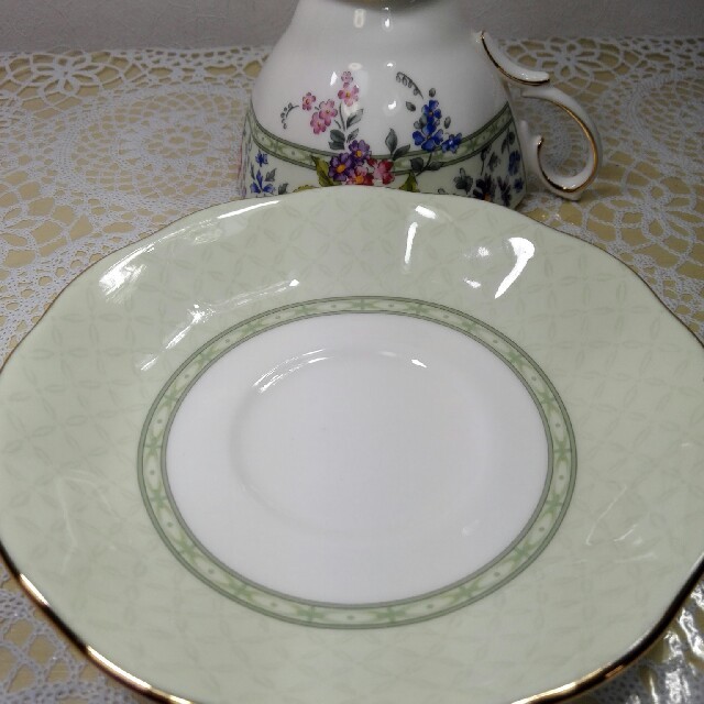 ROYAL ALBERT(ロイヤルアルバート)のRen様専用です。新品未使用ロイヤルアルバートのカップ&ソーサー１客セット インテリア/住まい/日用品のキッチン/食器(グラス/カップ)の商品写真