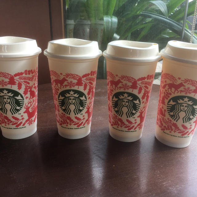 Starbucks Coffee(スターバックスコーヒー)の新品★海外限定 ラッピング付 リユーザブルカップ クリスマス ホリデー インテリア/住まい/日用品のキッチン/食器(タンブラー)の商品写真