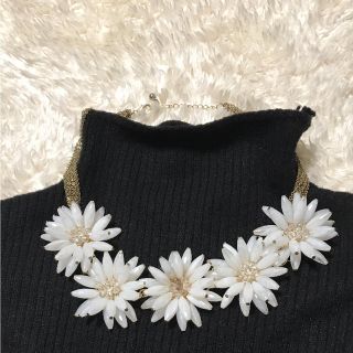 ザラ(ZARA)のザラ ネックレス 白 フラワー 花 ニット タートルネック ユナイテッドアローズ(ネックレス)