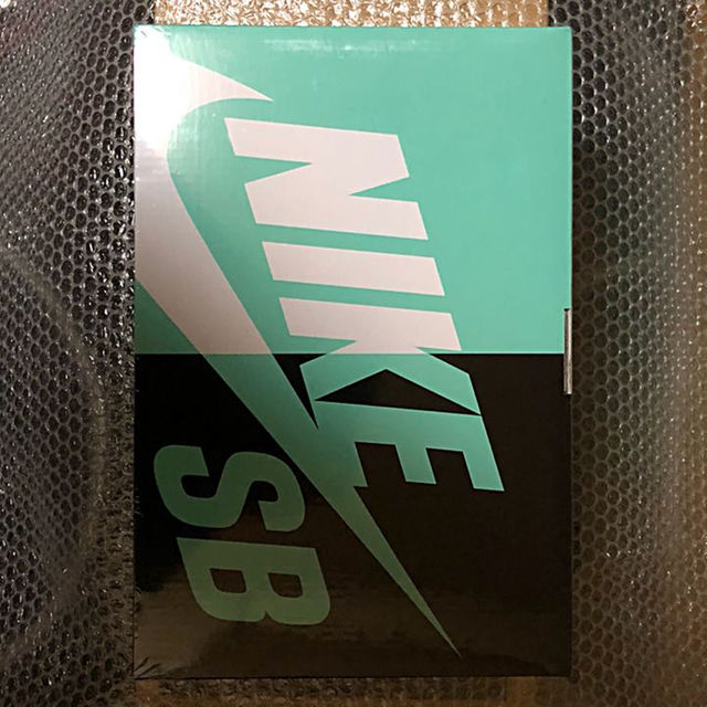 スポーツ【送料込】BE@RBRICK NIKE SB BLACK 100% & 400%