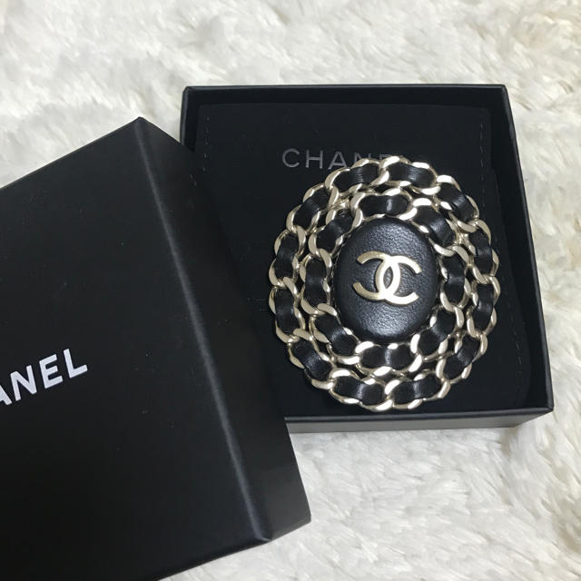 CHANEL(シャネル)の売り切り♡1/23まで♡CHANEL Leather×Brooch レディースのアクセサリー(ブローチ/コサージュ)の商品写真