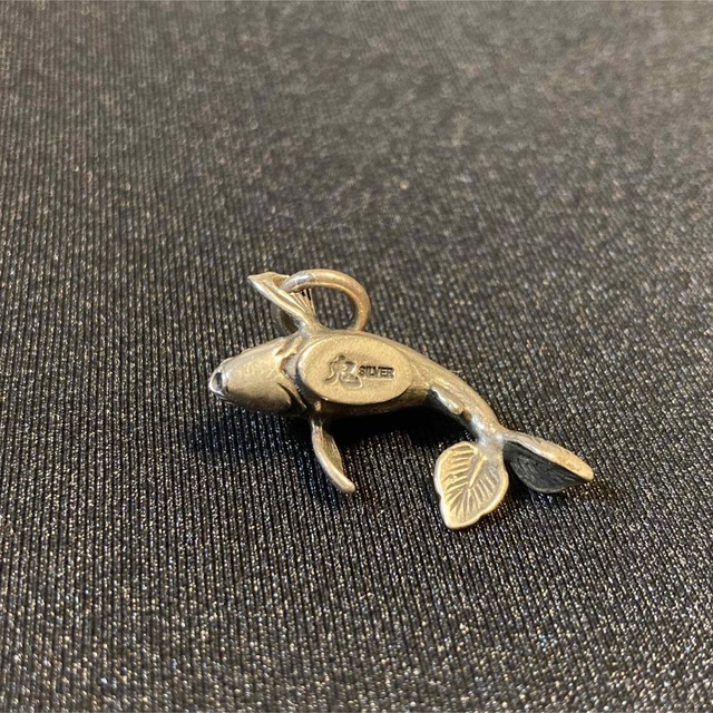 鬼銀彫  ORGAN  鯉シルバーペンダントトップ メンズのアクセサリー(ネックレス)の商品写真