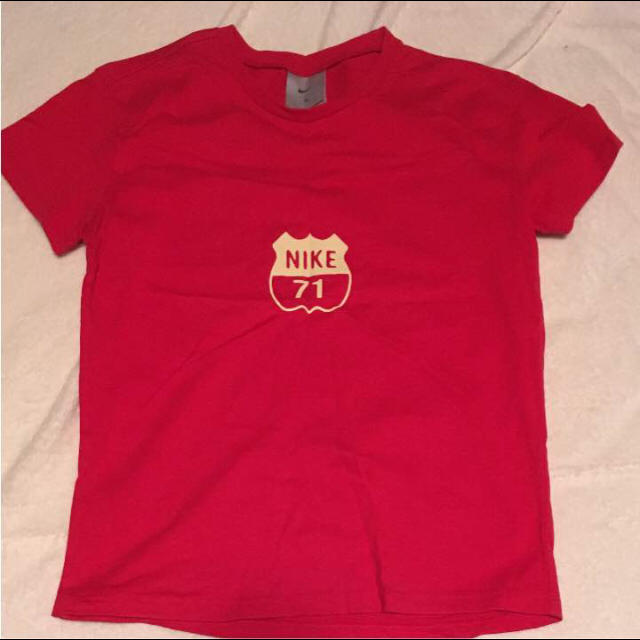 NIKE(ナイキ)のNIKE 半袖シャツ 赤 レディースのトップス(Tシャツ(半袖/袖なし))の商品写真