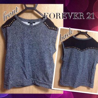 フォーエバートゥエンティーワン(FOREVER 21)のスタッズ付きトップス(シャツ/ブラウス(半袖/袖なし))