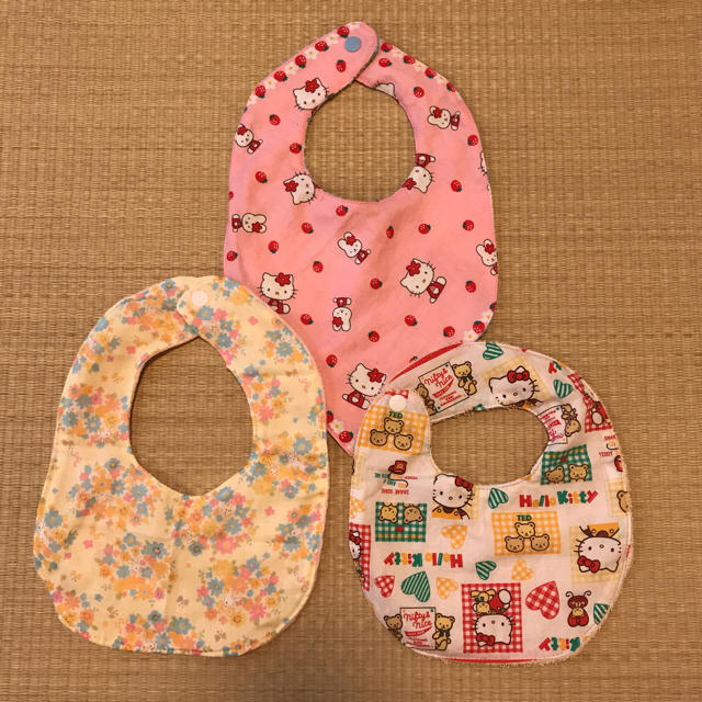 サンリオ(サンリオ)の【ハンドメイド】よだれかけ スタイ 3枚セット キッズ/ベビー/マタニティのこども用ファッション小物(ベビースタイ/よだれかけ)の商品写真