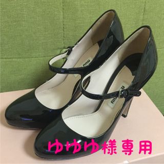 ミュウミュウ(miumiu)のゆゆゆ様専用  miumiu ストラップパンプス エナメル ヒール ブラック(ハイヒール/パンプス)