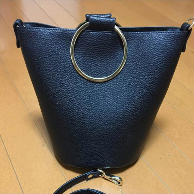 AZUL by moussy(アズールバイマウジー)のAZUR by moussy◆ラウンドメタルバケツ型ショルダーバッグ◆ブラック レディースのバッグ(ショルダーバッグ)の商品写真