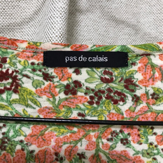 pas de calais(パドカレ)の【pas de calais】 パドカレ ボタニカル柄 カットソー レディース レディースのトップス(カットソー(半袖/袖なし))の商品写真