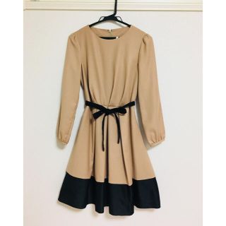 ソアリーク(Soareak)の【美品】ベージュワンピース・ウエストリボン付き(ひざ丈ワンピース)