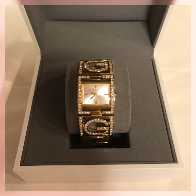 GUESS(ゲス)のブレスレット風♡キラキラゴールド腕時計 レディースのファッション小物(腕時計)の商品写真