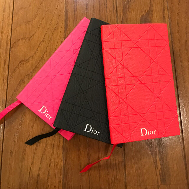 Christian Dior(クリスチャンディオール)の【新春♡お値下げ】クリスチャンディオール ノベルティー  手帳3冊セット インテリア/住まい/日用品の文房具(ノート/メモ帳/ふせん)の商品写真