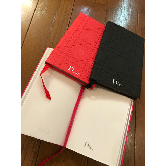 Christian Dior(クリスチャンディオール)の【新春♡お値下げ】クリスチャンディオール ノベルティー  手帳3冊セット インテリア/住まい/日用品の文房具(ノート/メモ帳/ふせん)の商品写真