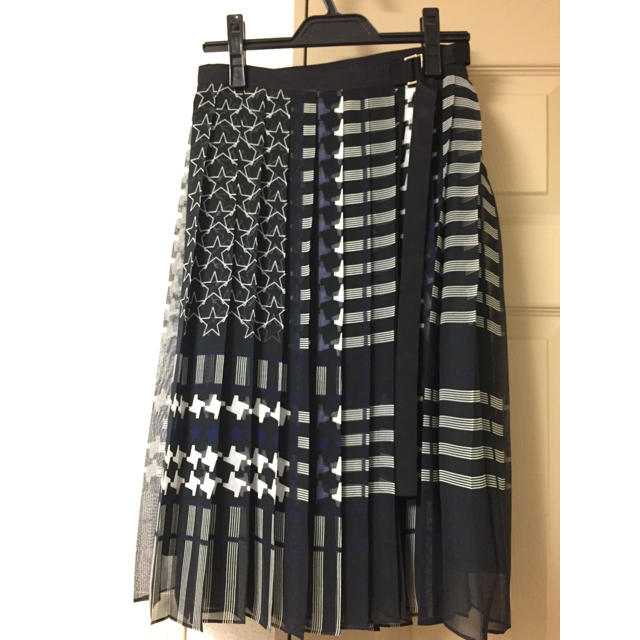 低価格の sacai - sacai スター柄プリーツスカート(2107ss) ひざ丈スカート