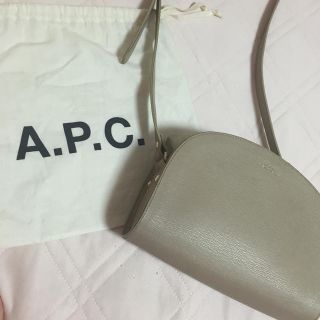 アーペーセー(A.P.C)のa.p.c ハーフムーンバッグ ベージュ(ショルダーバッグ)