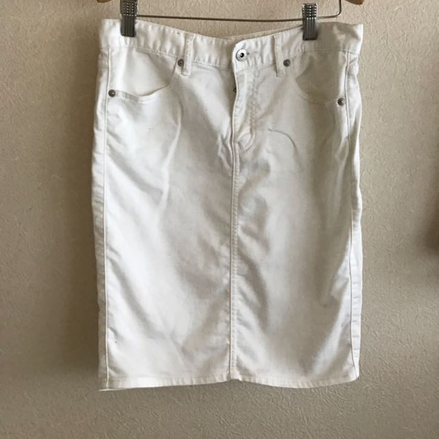 GU(ジーユー)のGU Basic ホワイトデニム タイトスカート レディースのスカート(ひざ丈スカート)の商品写真