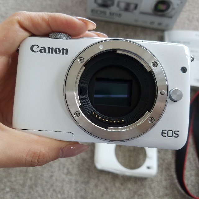 Canon(キヤノン)のcanon m10　レンズ２つ スマホ/家電/カメラのカメラ(ミラーレス一眼)の商品写真