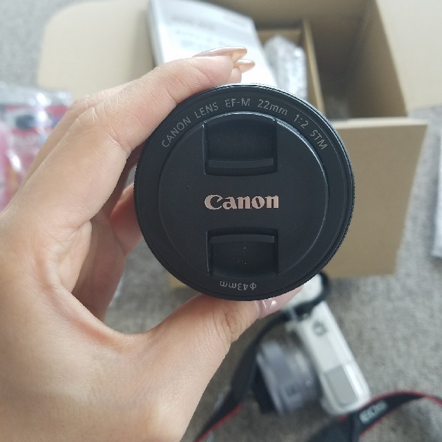 Canon(キヤノン)のcanon m10　レンズ２つ スマホ/家電/カメラのカメラ(ミラーレス一眼)の商品写真