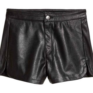 エイチアンドエム(H&M)のH&M フェイクレザーショートパンツ レディース size36 black(ショートパンツ)