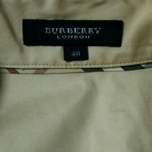 BURBERRY(バーバリー)のバーバリーのベージュのノースリーブシャツ レディースのトップス(シャツ/ブラウス(半袖/袖なし))の商品写真