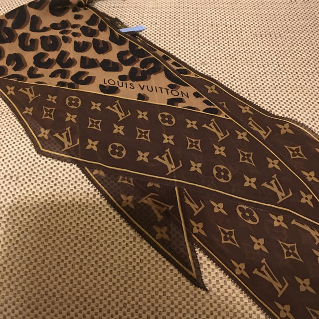 LOUIS VUITTON(ルイヴィトン)のLOUIS VUITTON☆レオパードシルクスカーフ レディースのファッション小物(マフラー/ショール)の商品写真