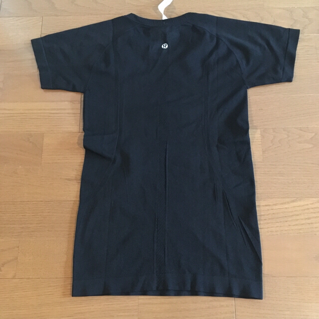 lululemon(ルルレモン)の*outlet* lululemon size4 T-shirts スポーツ/アウトドアのトレーニング/エクササイズ(ヨガ)の商品写真