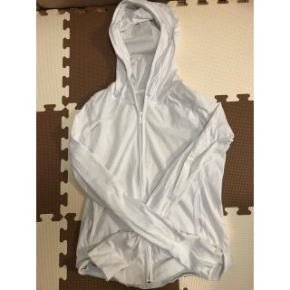 ユニクロ(UNIQLO)の【中古】ユニクロパーカー 薄手 S 白(パーカー)