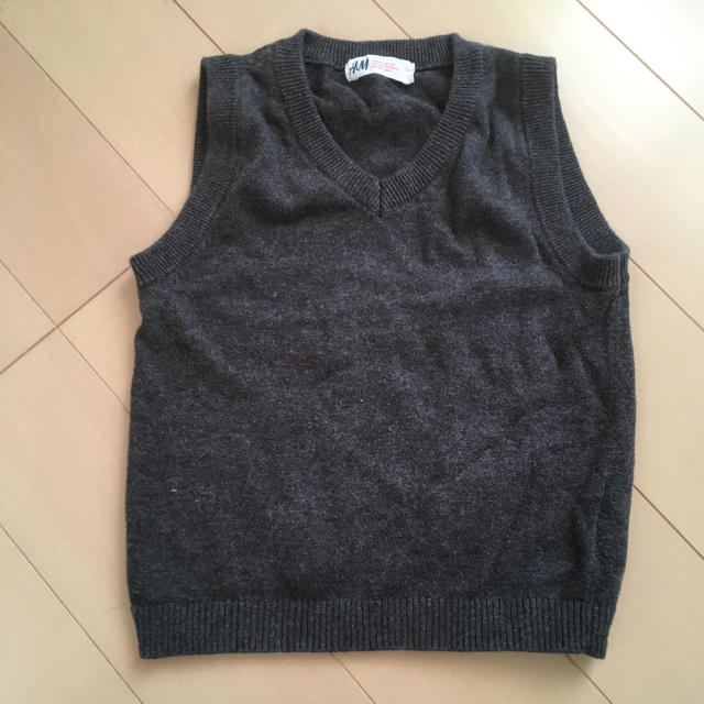 H&M(エイチアンドエム)のH&M  ベスト  グレー キッズ/ベビー/マタニティのキッズ服男の子用(90cm~)(ニット)の商品写真